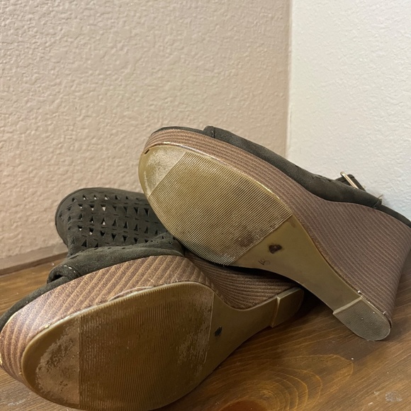 Jasmin Women's Wedges Size 8 Hunter Green Suede with buckle closure - Picture 11 of 11